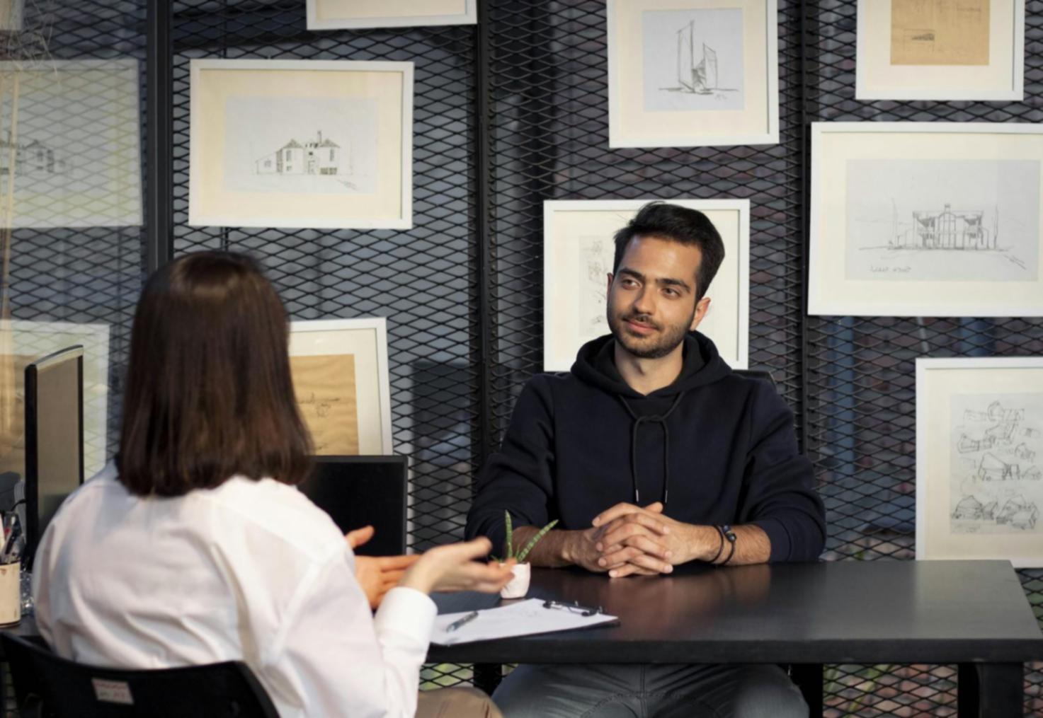 Professionelle Budgetberatung in modernem Büroumfeld